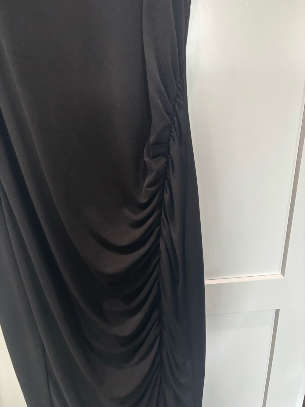 Evereve Black Classy Sleeveless Ruched Midi Dress - Picture 5 of 9